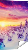 Gards Tuinposter Zonsondergang in het Sneeuw Bos - 60x90 cm - Tuindoek - Tuindecoratie - Wanddecoratie buiten - Tuinschilderij