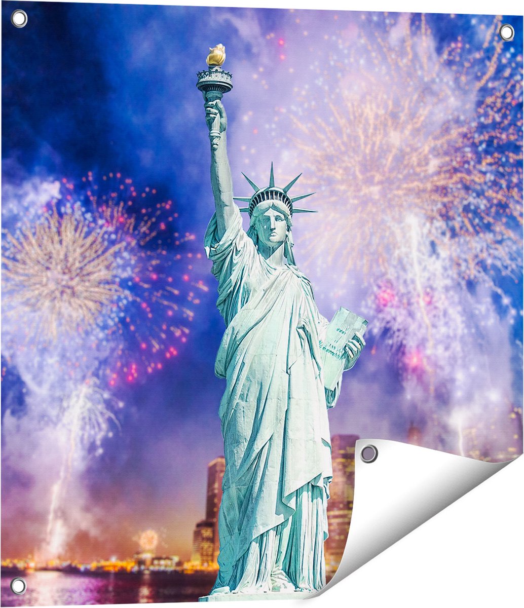 Gards Tuinposter Vrijheidsbeeld in New York met Vuurwerk - 60x60 cm - Tuindoek - Tuindecoratie - Wanddecoratie buiten - Tuinschilderij Multikleur