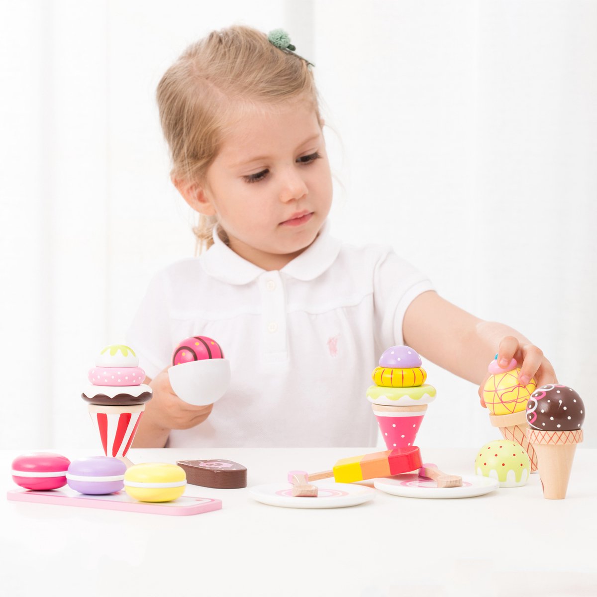 New Classic Toys® Houten IJsjes Speelgoed - 25-delige Kleurijke Speelset met IJsjes, Hoorntjes, IJsschep en Bordjes - Speelgoedeten - Rollenspel Keukenspeelgoed IJskraam - Vanaf 3 Jaar — afbeelding 4