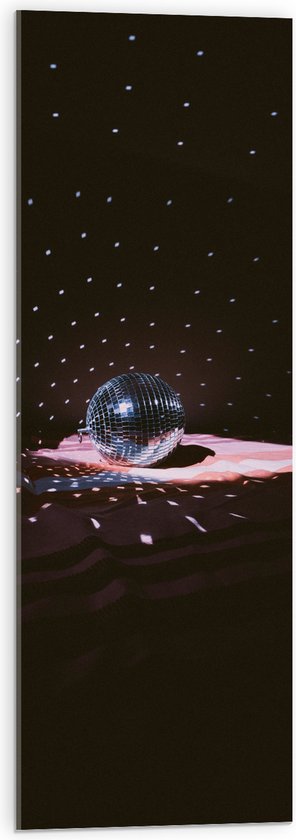 Acrylglas - Licht Vallend op Discobal in Donkere Ruimte - 30x90 cm Foto op Acrylglas (Wanddecoratie op Acrylaat)