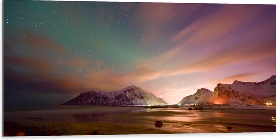 Dibond - Strand in Noorwegen tijdens een Heldere Nacht Vol Sterren - 100x50 cm Foto op Aluminium (Met Ophangsysteem)