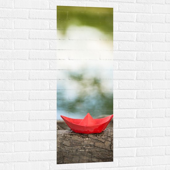 Muursticker - Rood Origami Bootje op Boomstam langs Water - 40x120 cm Foto op Muursticker