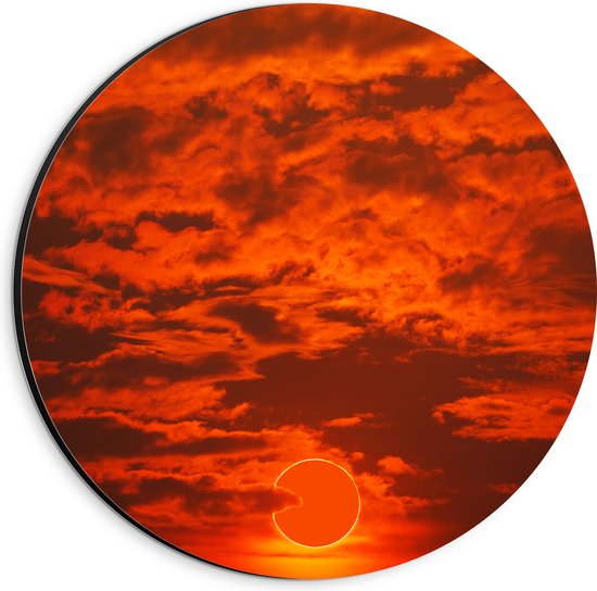 Dibond Muurcirkel - Rode Gloed in Lucht door Complete Zonsverduistering - 20x20 cm Foto op Aluminium Muurcirkel (met ophangsysteem)