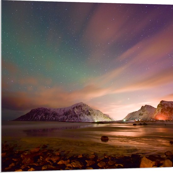 Acrylglas - Strand in Noorwegen tijdens een Heldere Nacht Vol Sterren - 80x80 cm Foto op Acrylglas (Met Ophangsysteem)