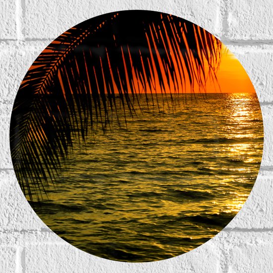 Muursticker Cirkel - Silhouet van Palmbladeren hangend boven de Zee tijdens Zonsondergang - 30x30 cm Foto op Muursticker