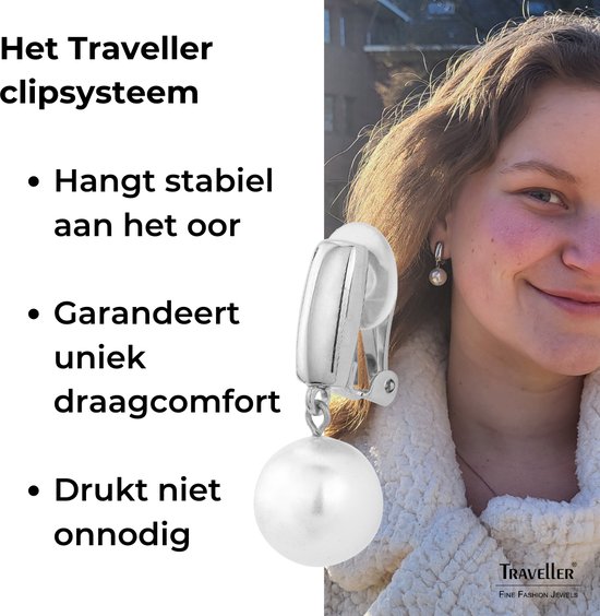 Een meisje met lang bruin haar met een zilverkleurige oorclip met parel. 'Het Traveller clipsysteem'.