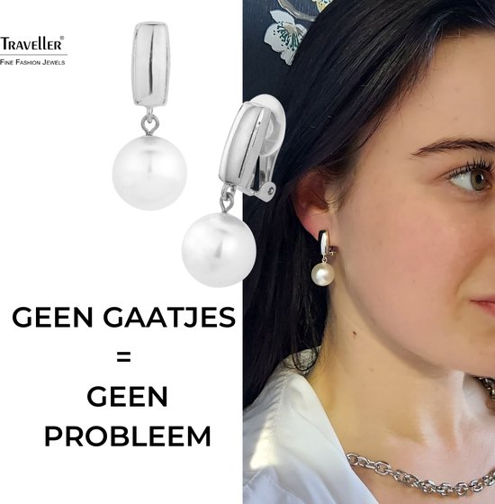 Twee zilverkleurige oorclips met witte parels, op de foto een oorclip gedragen door een vrouw. 'GEEN GAATJES = GEEN PROBLEEM'.