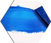 Dibond Hexagon - Blauwe Verf Streep op Witte Achtergrond - 60x52.2 cm Foto op Hexagon (Met Ophangsysteem)