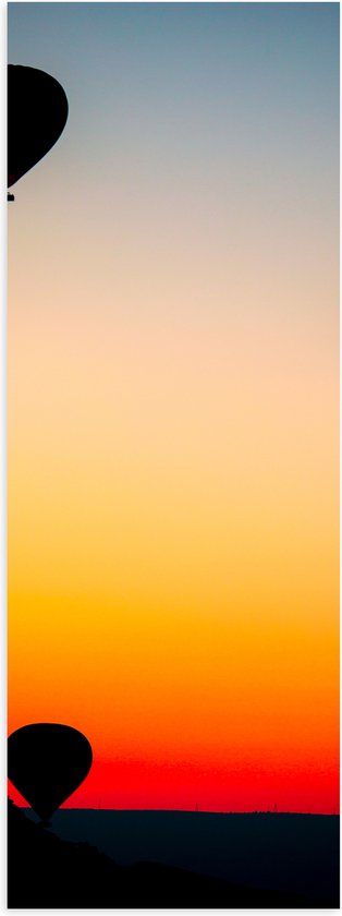 Poster (Mat) - Silhouet van Drie Luchtballonnen bij Feloranje Zonsondergang - 30x90 cm Foto op Posterpapier met een Matte look