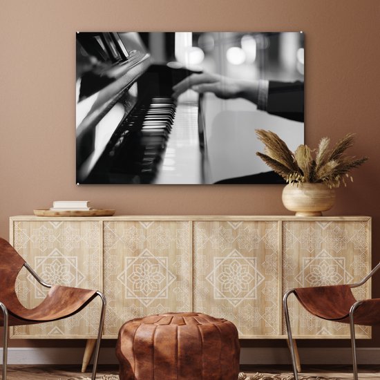 MuchoWow® Peinture sur Verre - Tableaux de Pianiste Jouant du Piano d'une Main en Noir et Blanc - 120x80 cm - Peintures sur Verre Acrylique - Photo sur Glas