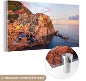 MuchoWow® Glasschilderij 40x20 cm - Schilderij acrylglas - Een oranje gekleurd Cinque Terre door de laagstaande zon in Italië - Foto op glas - Schilderijen