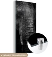 MuchoWow® Glasschilderij 20x40 cm - Schilderij acrylglas - Olifant op zwarte achtergrond in zwart-wit - Foto op glas - Schilderijen