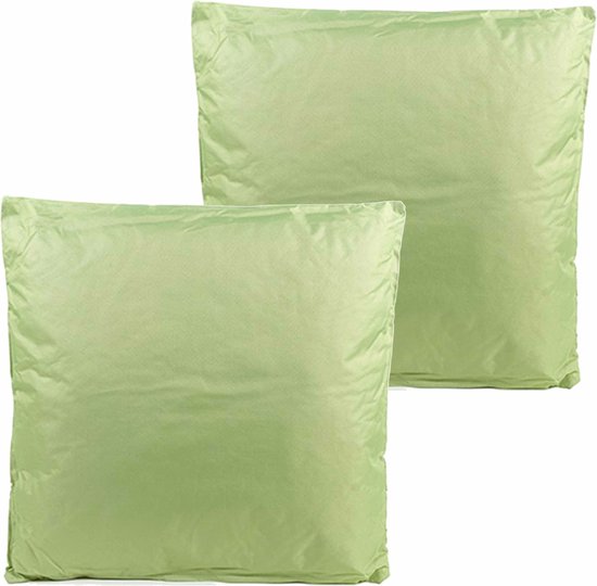 Deux coussins d'extérieur vert menthe Anna's Collection, 60 x 60 cm, avec une texture brillante.