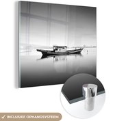 MuchoWow® Glasschilderij 90x90 cm - Schilderij acrylglas - Verlaten boot in het water zwart-wit - Foto op glas - Schilderijen