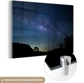 MuchoWow® Glasschilderij 90x60 cm - Schilderij acrylglas - Een illustratie van de Melkweg vanaf aarde - Foto op glas - Schilderijen