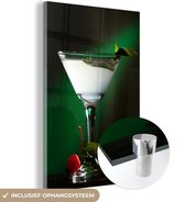 MuchoWow® Glasschilderij 80x120 cm - Schilderij acrylglas - Martini-cocktail met muntblad op een groene achtergrond - Foto op glas - Schilderijen