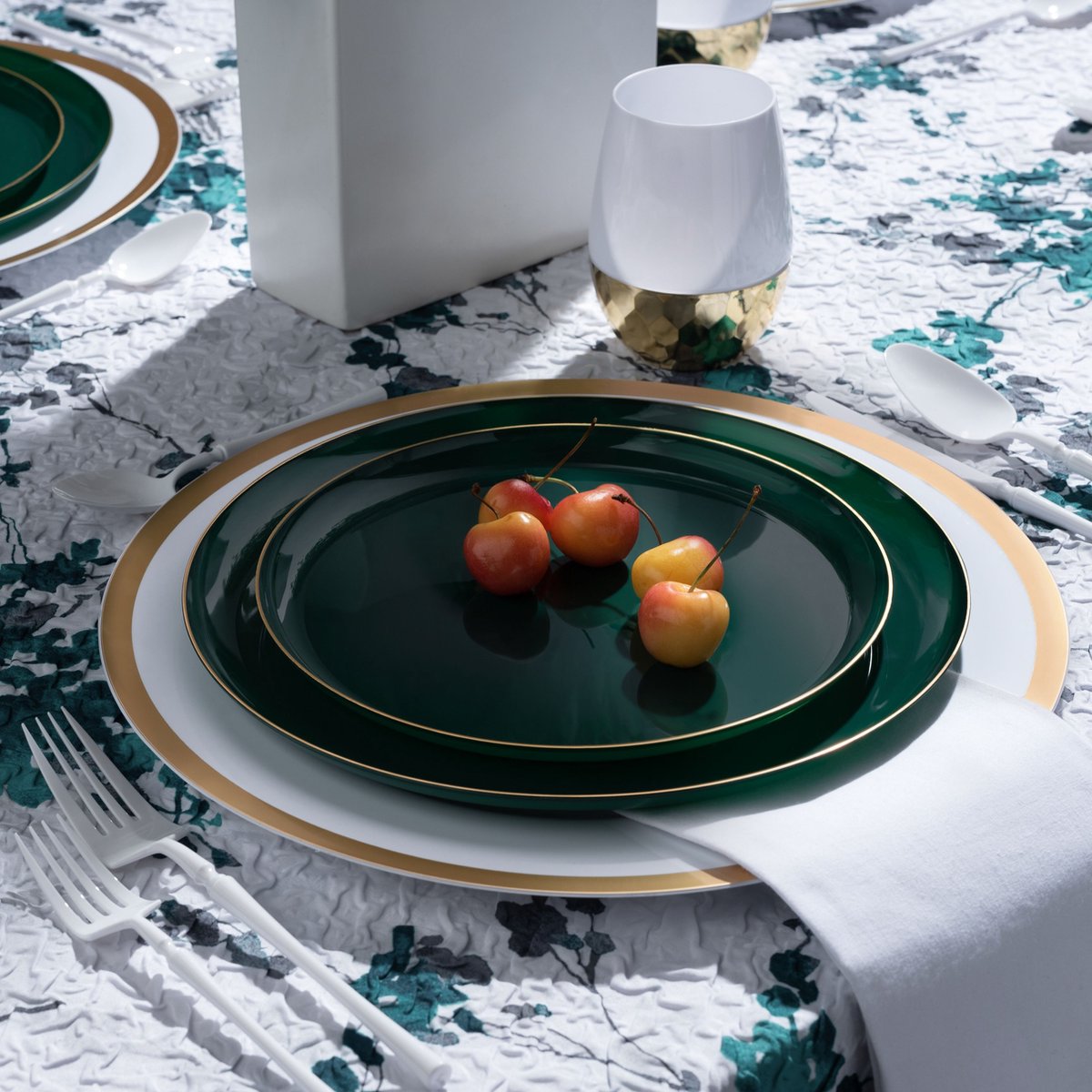 CEILIWEN Party Borden Set - 50 STUKS Zwart en Goud, 9 inch/23 cm Ronde Papieren Borden voor Verjaardagen