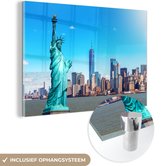 MuchoWow® Glasschilderij 30x20 cm - Schilderij acrylglas - New York - Vrijheidsbeeld - Manhattan - Foto op glas - Schilderijen