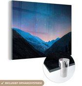 MuchoWow® Glasschilderij 160x120 cm - Schilderij acrylglas - Sterrenhemel - Blauw - Berg - Foto op glas - Schilderijen