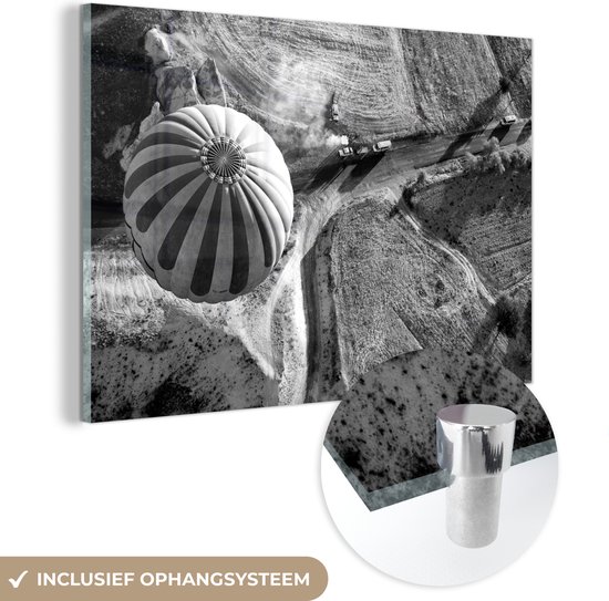MuchoWow® Glasschilderij 60x40 cm - Schilderij acrylglas - Hete luchtballon over Cappadocië in Turkije - zwart wit - Foto op glas - Schilderijen