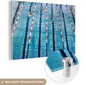 MuchoWow® Glasschilderij 90x60 cm - Schilderij acrylglas - Zwemmen - Wedstrijdzwemmen - Zwembad - Foto op glas - Schilderijen