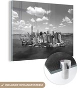 MuchoWow® Glasschilderij 80x60 cm - Schilderij acrylglas - New York - Manhattan - Zwart - Wit - Foto op glas - Schilderijen