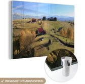 MuchoWow® Glasschilderij 120x80 cm - Schilderij acrylglas - Rode boerderijen in het Nationaal park Piatra Craiului in Roemenië - Foto op glas - Schilderijen