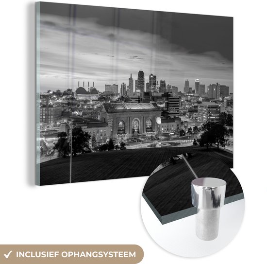 MuchoWow® Glasschilderij 150x100 cm - Schilderij acrylglas - Een luchtfoto van Kansas City in Amerika tijdens de avond - zwart wit - Foto op glas - Schilderijen