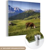 MuchoWow® Glasschilderij 50x50 cm - Schilderij acrylglas - Koe - Berg - Alpen - Foto op glas - Schilderijen