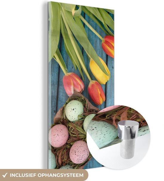 MuchoWow® Glasschilderij 20x40 cm - Schilderij acrylglas - Paaseieren en kleurrijke tulpen tijdens Pasen op een houten ondergrond - Foto op glas - Schilderijen