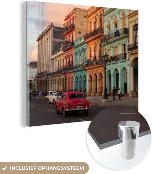 MuchoWow® Glasschilderij 20x20 cm - Schilderij acrylglas - Oude auto's voor de kleurrijke gebouwen van Cuba - Foto op glas - Schilderijen