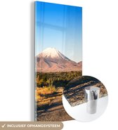 MuchoWow® Glasschilderij 20x40 cm - Schilderij acrylglas - Asfalt weg in het Nationaal park Tongariro in Nieuw-Zeeland - Foto op glas - Schilderijen