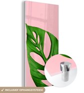 MuchoWow® Glasschilderij 20x40 cm - Schilderij acrylglas - Botanisch blad met felle kleur als achtergrond - Foto op glas - Schilderijen
