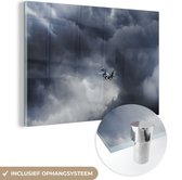 MuchoWow® Glasschilderij 60x40 cm - Schilderij acrylglas - Gevechtsvliegtuig vliegt door de lucht - Foto op glas - Schilderijen