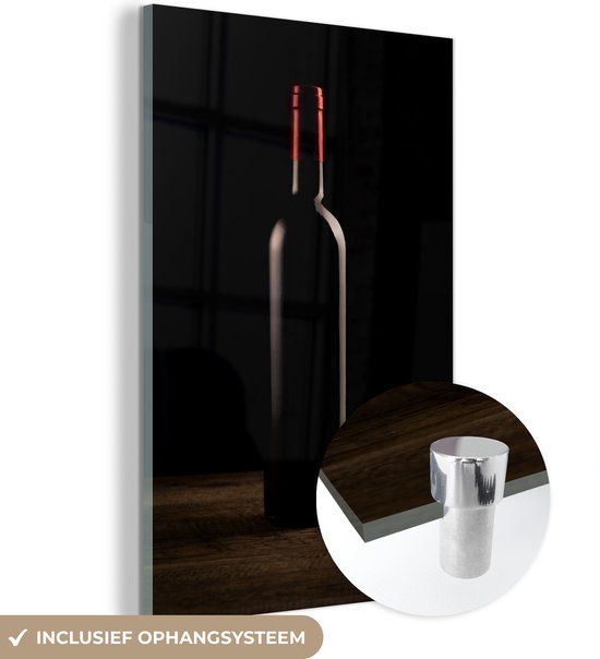 MuchoWow® Glasschilderij 40x60 cm - Schilderij acrylglas - Fles rode wijn op een zwarte achtergrond - Foto op glas - Schilderijen