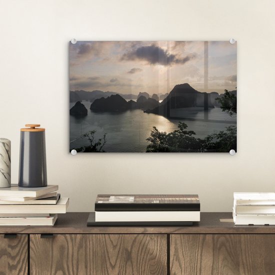 Coucher de soleil derrière les rochers de la baie d'Halong au Vietnam Plexiglas 30x20 cm - petit - Tirage photo sur Glas (décoration murale en plexiglas)