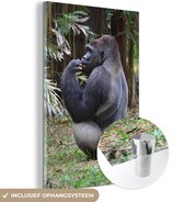 MuchoWow® Glasschilderij 80x120 cm - Schilderij acrylglas - Zijaanzicht van een etende Gorilla - Foto op glas - Schilderijen