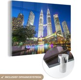 MuchoWow® Glasschilderij 30x20 cm - Schilderij acrylglas - De Petronas Towers verlicht in de avond - Foto op glas - Schilderijen