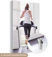 MuchoWow® Glasschilderij 100x150 cm - Schilderij acrylglas - Een vrouw doet aan fitness op een loopband - Foto op glas - Schilderijen