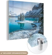 MuchoWow® Glasschilderij 20x20 cm - Schilderij acrylglas - Landschap - Sneeuw - Winter - Water - Berg - Foto op glas - Schilderijen