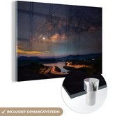 MuchoWow® Glasschilderij 150x100 cm - Schilderij acrylglas - Nachtelijke Melkweg boven weg - Foto op glas - Schilderijen