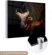 MuchoWow® Glasschilderij 120x90 cm - Schilderij acrylglas - Een stier in het duister - Foto op glas - Schilderijen