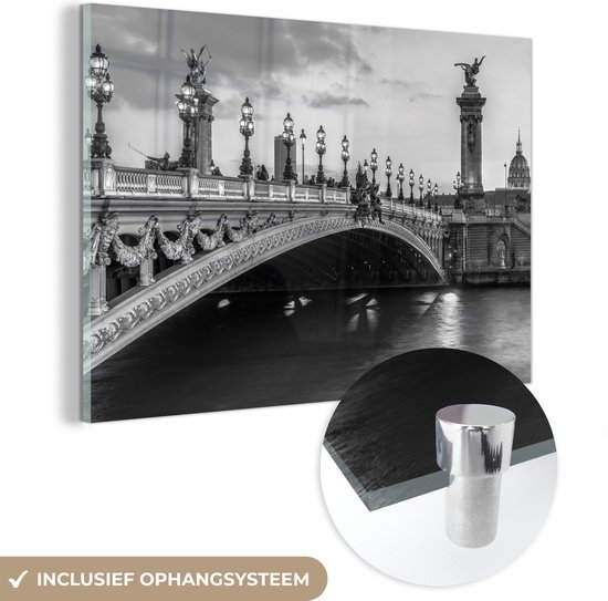 MuchoWow® Glasschilderij 60x40 cm - Schilderij acrylglas - Een verlichte brug in het Franse Parijs - zwart wit - Foto op glas - Schilderijen
