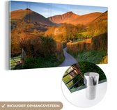 MuchoWow® Glasschilderij 40x20 cm - Schilderij acrylglas - Een weg bij het Welshe Nationaal park Brecon Beacons - Foto op glas - Schilderijen