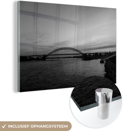 MuchoWow® Glasschilderij 60x40 cm - Schilderij acrylglas - De Waalbrug bij Nijmegen tijdens zonsondergang - zwart wit - Foto op glas - Schilderijen