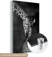 MuchoWow® Glasschilderij 40x60 cm - Schilderij acrylglas - Volwassen giraffe met jong - zwart wit - Foto op glas - Schilderijen