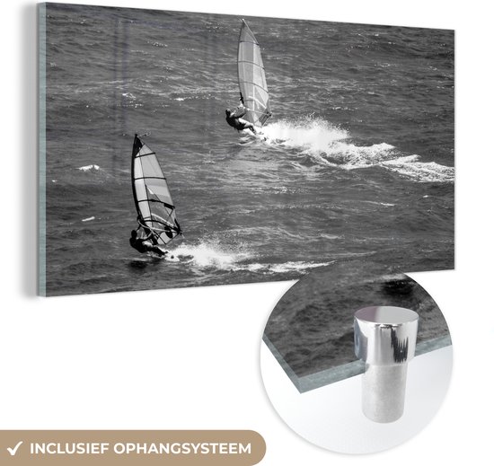 MuchoWow® Glasschilderij 40x20 cm - Schilderij acrylglas - Twee windsurfers surfen op het water - zwart wit - Foto op glas - Schilderijen