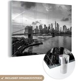 MuchoWow® Glasschilderij 120x80 cm - Schilderij acrylglas - Skyline New York in Manhattan - zwart wit - Foto op glas - Schilderijen