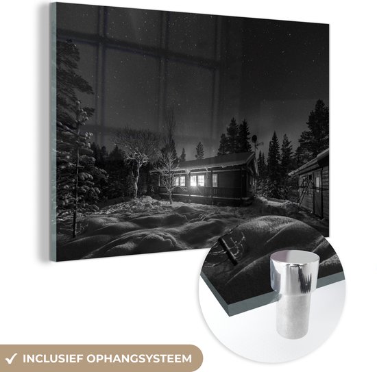 MuchoWow® Glasschilderij 30x20 cm - Schilderij acrylglas - Het noorderlicht boven een blokhut in de sneeuw - zwart wit - Foto op glas - Schilderijen