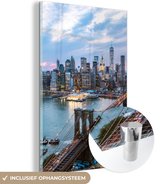 MuchoWow® Glasschilderij 40x60 cm - Schilderij acrylglas - New York - Brooklyn Bridge - Boot - Foto op glas - Schilderijen